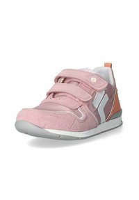 Scarpa da ginnastica rosa realizzata in materiali scamosciati e sintetici, con due strap in Velcro, dettagli bianchi e suola in gomma grigia. Dettaglio arancione sul tallone.