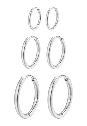 Tres pares de pendientes de aro de plata pulida en tamaños pequeño, mediano y grande, dispuestos verticalmente sobre un fondo blanco.