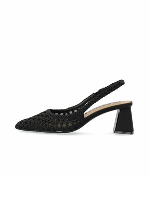 Chaussure slingback noire pour femme avec dessus tissé, bout pointu et talon bloc sur fond blanc.
