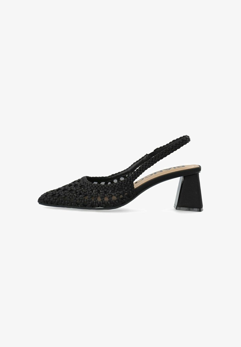 Chaussure slingback noire pour femme avec dessus tissé, bout pointu et talon bloc sur fond blanc.