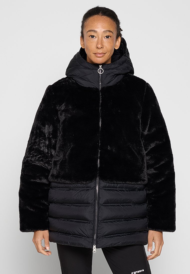 Giacca a vento nera con parte superiore in pelliccia sintetica morbida, parte inferiore a righe orizzontali imbottita e chiusura con zip frontale dotata di cappuccio.