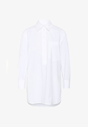 Chemise blanche à manches longues au design classique, avec un col boutonné, une patte de boutonnage à l'avant et une poche poitrine unique. Texture lisse.