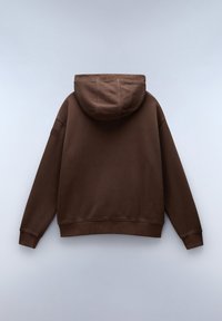 Felpa con cappuccio marrone dal taglio morbido, con polsini e orlo ribattuti, caratterizzata da una texture liscia e dettagli di cucitura minimi.