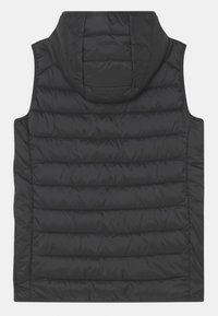 Czarna pikowana kamizelka z kapturem, pikowaną teksturą i poziomymi przeszyciami. Tył gładki z prostym dołem.