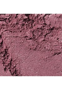 Ombre à paupières violette écrasée scintillante avec une surface texturée et un mélange de zones lisses et rugueuses.