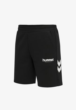 Sorte sports-shorts med elastisk talje, sidelommer, hvidt "hummel" logo, og to hvide chevron-striber på højre ben.
