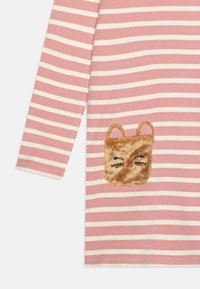 Maglietta a maniche lunghe a righe rosa e bianche con un dettaglio tasca a forma di faccia di gatto peloso color beige e caratteristiche facciali ricamate. Tessuto morbido.
