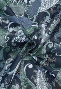 Marine stof met een paisleypatroon in groen, blauw en zilver. Soepele textuur met verfijnde details en metallic accenten.