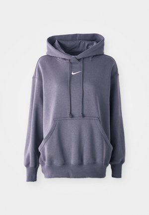 Sweatshirt cinza com um bolso canguru na frente, capuz com cordão e um logo branco no peito. O material parece suave e texturizado. Punhos e bainha canelados.