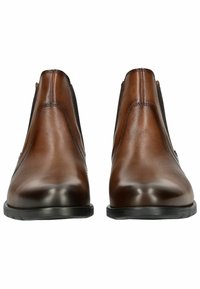 Paire de bottines en cuir brun poli avec des panneaux latéraux élastiques noirs et des semelles en caoutchouc noires, vues de face.