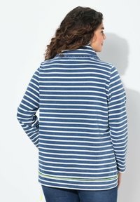 Camicia a maniche lunghe blu e bianca a righe con colletto, dotata di un dettaglio sul fondo con cordino verde. Realizzata in un tessuto morbido e testurizzato.
