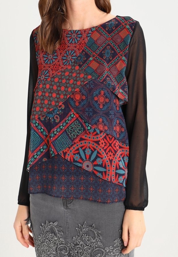 Blusa multicolore scura con intricati motivi geometrici e floreali, design a strati e maniche nere trasparenti.