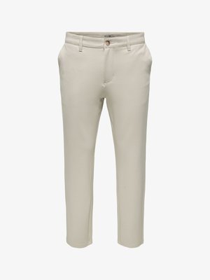 Beige slanke herenbroek met riemlussen, knoopsluiting en zijzakken, getoond tegen een witte achtergrond.