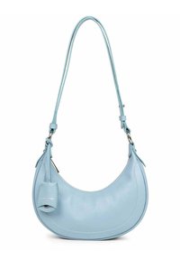 Borsa a tracolla in pelle azzurra chiara a forma di mezzaluna, con tracolla regolabile e un piccolo cartellino attaccato di lato. Texture liscia e hardware minimale.