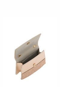 Beige pung med en tekstureret lyserød bund og en glat top, der har en guld snap-lukning og et mønstret gråt indre. Åbent design afslører rum.
