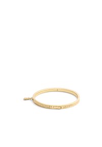 Pulsera de bangle de color dorado que presenta un diseño de rayas texturizadas y un mecanismo de cierre. Material suave con forma circular.