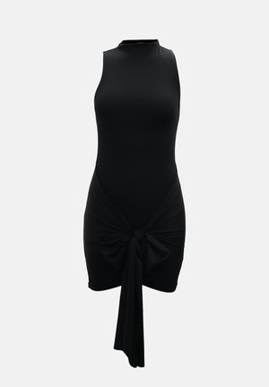 Abito nero senza maniche con collo alto, caratterizzato da un dettaglio in vita annodato, texture liscia e design aderente.