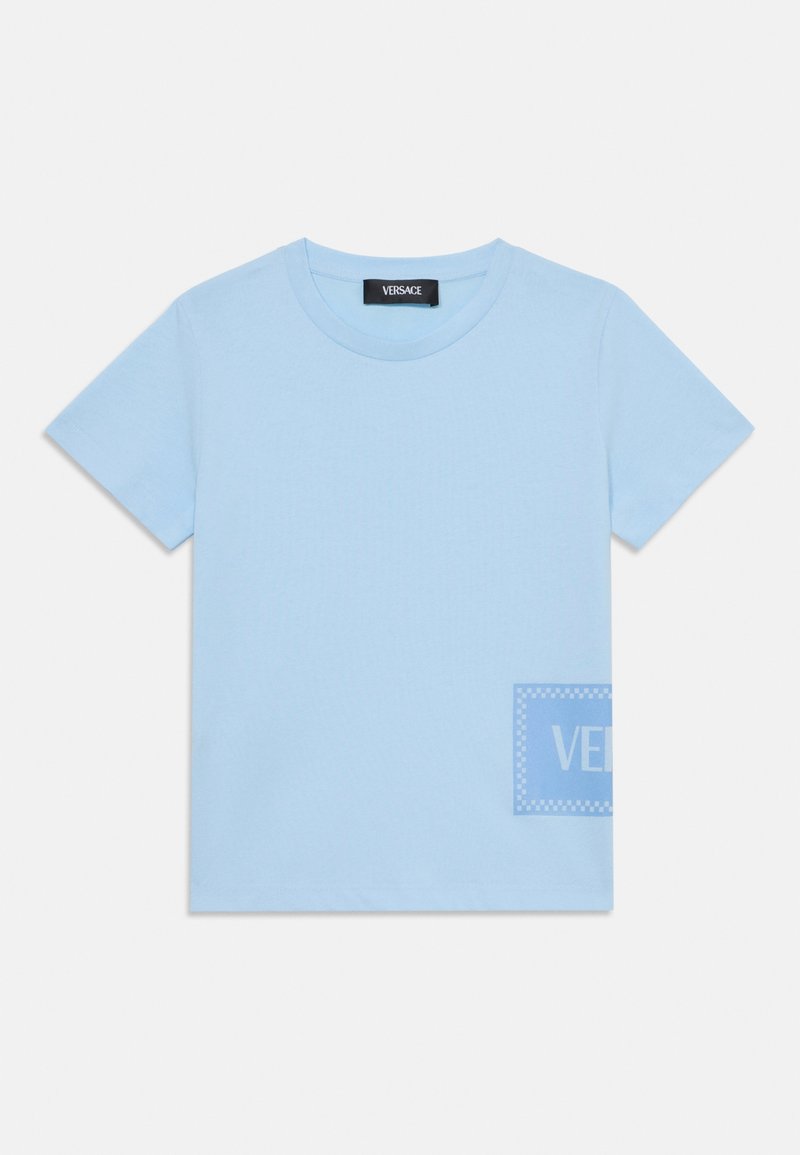 T-shirt bleu clair à manches courtes avec un col rond et un petit patch logo Versace près du bas côté droit.
