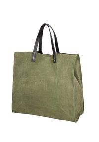 Olijf groene suede tote bag met zwarte leren handvatten. Rectangulaire vorm, minimale stiksels, zachte textuur en geen zichtbare sluitingen of accenten.
