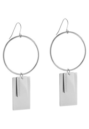 Boucles d'oreilles créoles argentées avec des pendentifs rectangulaires gravés de "LIEBESKIND BERLIN" suspendus aux créoles.