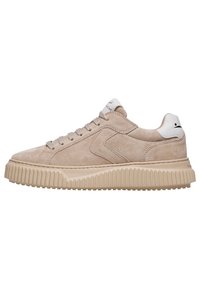Sneaker in suede beige con suola in gomma testurizzata, caratterizzate da un accento bianco sul tallone e un motivo a zigzag distintivo sulla suola.