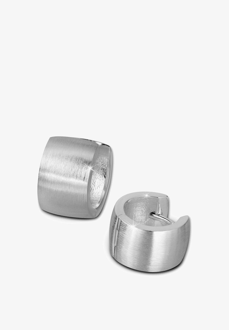 Silberfarbene Metallohrringe mit gebürsteter Oberfläche, geschwungener Form und polierter Innenseite. Auffällige Nahtdetails werten das Design auf.