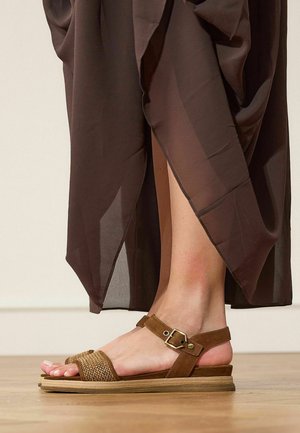 Manfield, Sandalen met plateauzool - braun