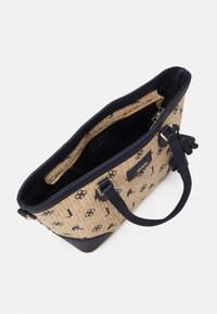 Sac en paille tressée avec des accents en cuir bleu marine, arborant des motifs floraux et des lettres "J" en majuscules. Design à ouverture sur le dessus avec deux bretelles.