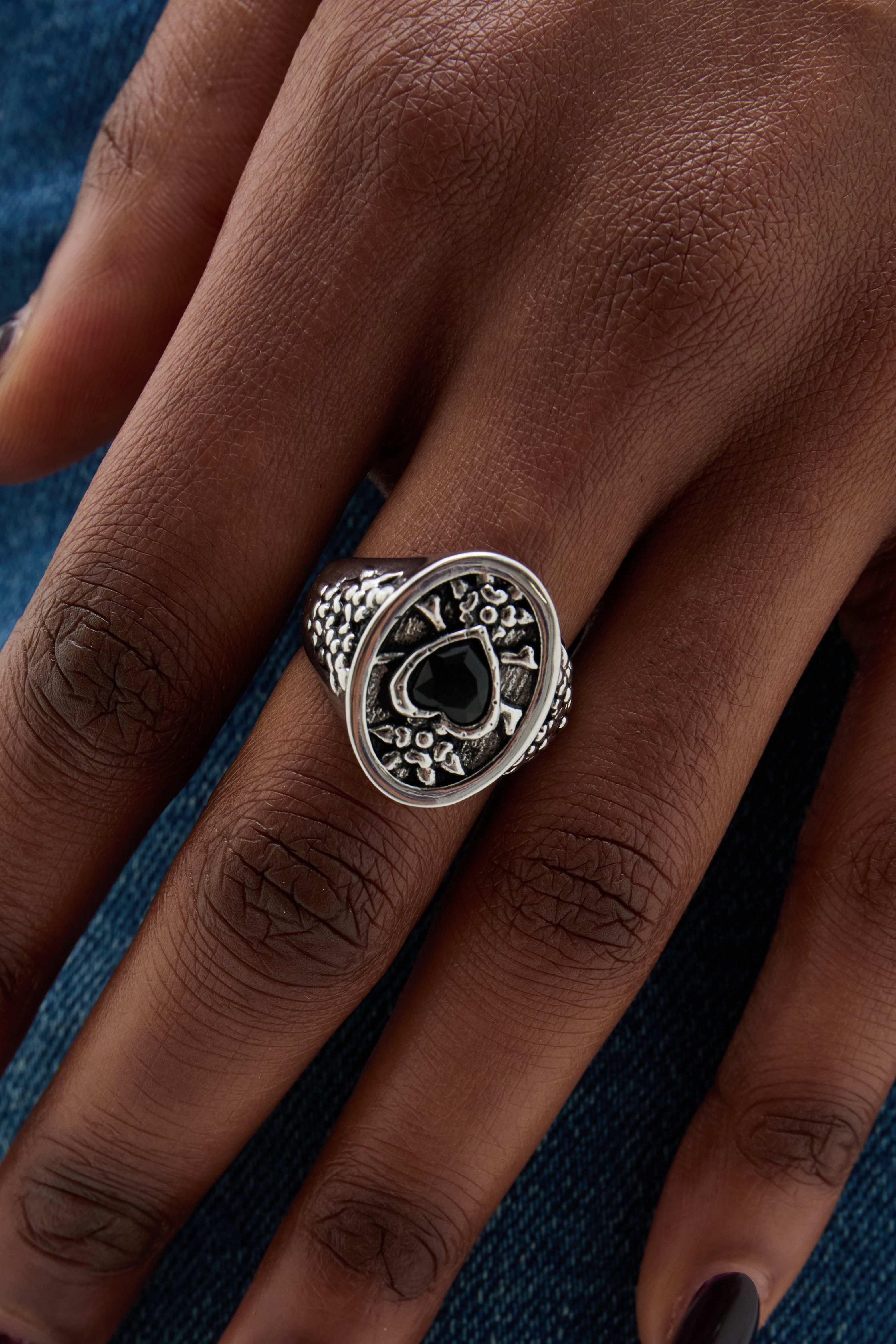 Ed Hardy LOVE KILLS SLOWLY MINI HEART SIGNET リング Ed Hardy Love Kills Slowly Heart Signet Ring - Silver – Ed