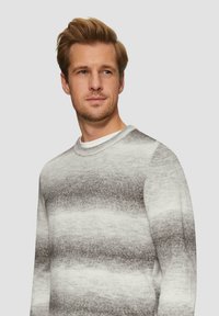 Szary sweter w gradient z okrągłym dekoltem i długimi rękawami, wyróżniający się miękką fakturą i różnorodnymi odcieniami od jasnoszarego do ciemnoszarego.