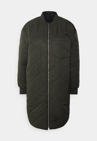 Pikowany długi płaszcz w ciemnozielonym kolorze, z zamkiem błyskawicznym z przodu, ściągaczami na mankietach, pojedynczą kieszenią na piersi oraz zaokrąglonym dołem zapewniającym luźne dopasowanie.