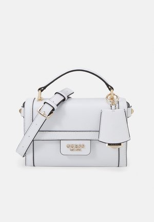 Sac à main blanc Guess avec poignée supérieure, bandoulière réglable, ferrures dorées et une étiquette avant attachée à la poignée.