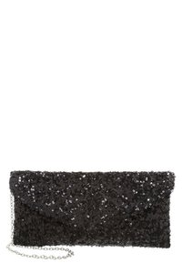 Pochette rectangulaire noire couverte de sequins noirs avec une bandoulière en chaîne argentée suspendue d'un côté.