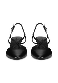 Melnas ādas plakanās kurpes ar atvērtu purngalu, ar krustveida siksniņām un regulējamu potītes sprādzi. Gluda tekstūra un noapaļota siluets.