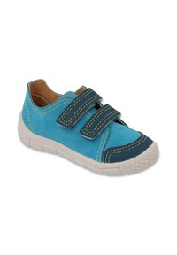 Niebieskie zamszowe trampki z dwoma granatowymi rzepami, żółtymi szwami, białą teksturowaną gumową podeszwą i zaokrąglonym czubkiem.