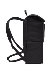 Schwarzer Rucksack mit gepolsterten Schulterriemen, einer seitlichen Reißverschlusstasche und einem Rolltop-Verschluss. Hergestellt aus strapazierfähigem Stoff mit einer glatten Textur.