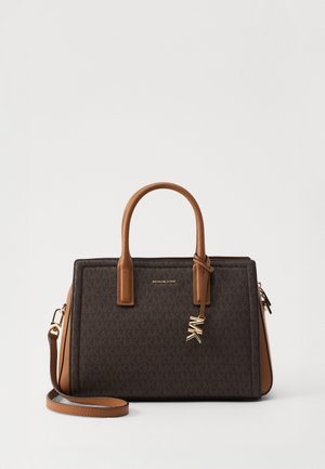 Sac à main Michael Kors marron foncé avec des poignées couleur cuir, une bandoulière amovible et un charm doré avec le logo MK suspendu à une poignée.