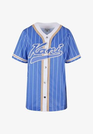 Kék baseball mez fehér csíkokkal, fehér gombos zárral, bézs kiegészítőkkel és a "Kani" logóval fehér színben elöl.