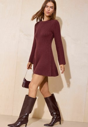 Friends Like These, PETITE FIT - RIB DETAIL LONG SLEEVE MINI DRESS - Svetríkové šaty - burgundy red