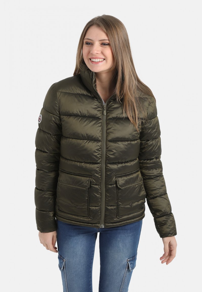 Veste en duvet vert olive avec fermeture éclair à l'avant, col haut, matelassage horizontal et deux poches avant. Texture satinée avec détail logo.
