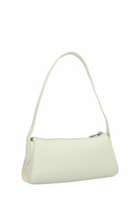 Bolso de hombro de cuero blanco con cierre de cremallera, diseño angular, textura suave y una sola correa para facilitar su transporte.