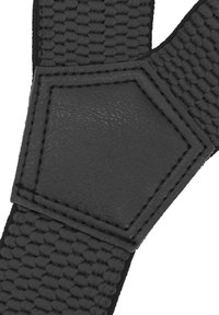 Schwarzer gewebter Riemen mit einem sechseckigen Lederpatch, strukturierten Oberflächen und kontrastierenden Nähten, der robustes Material und Design präsentiert.