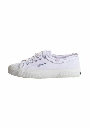 Sneaker bianco in tessuto con lato testurizzato, colletto elastico arricciato e suola bianca a contrasto. Caratterizzato da tradizionali lacci e dettagli di branding.
