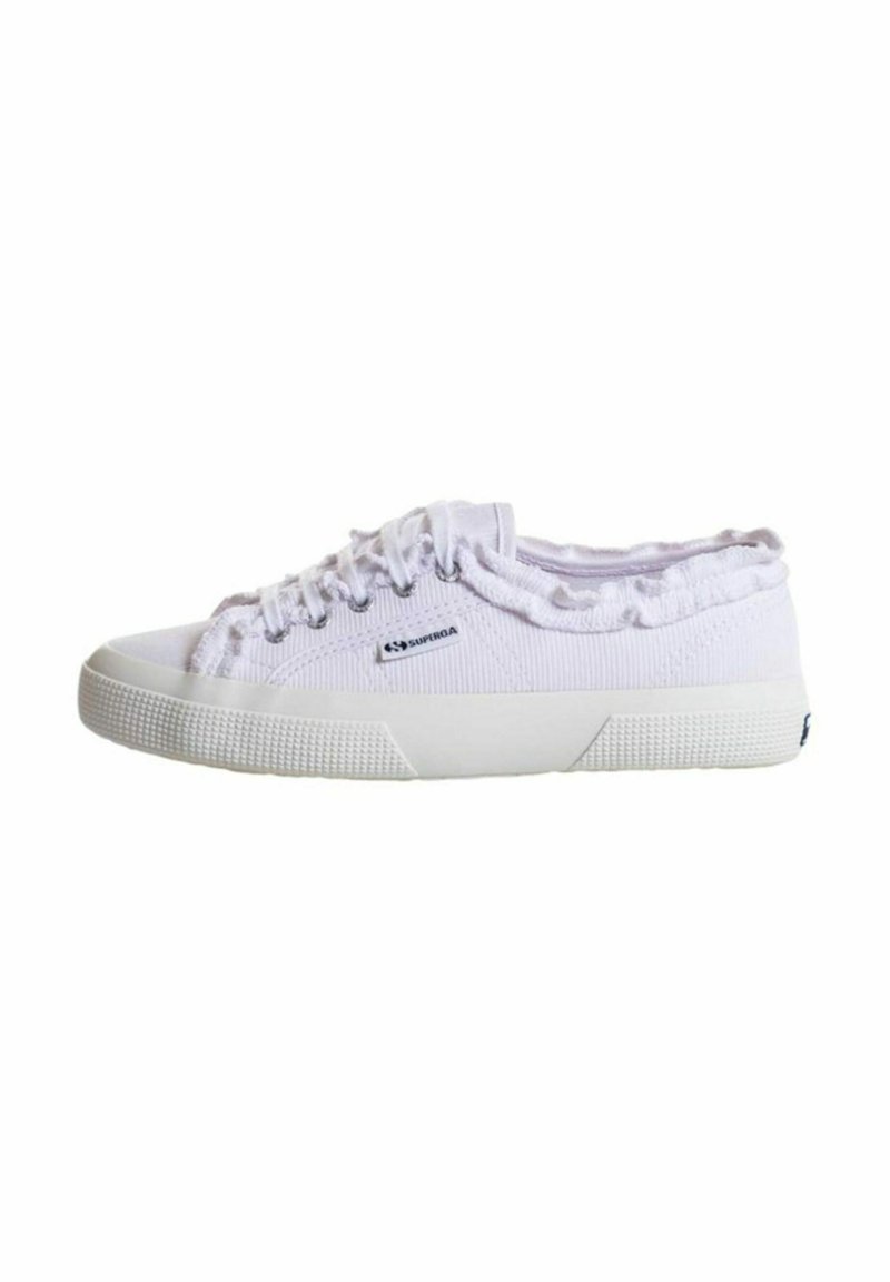 Sneaker bianco in tessuto con lato testurizzato, colletto elastico arricciato e suola bianca a contrasto. Caratterizzato da tradizionali lacci e dettagli di branding.