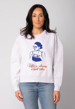 Grijze sweatshirt met een blauwe graphic van een vrouw met een bril die een kopje vasthoudt en de tekst "Koffie is altijd een goed idee" in het rood.