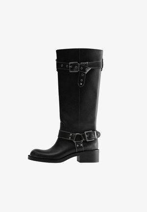 Fekete, bőr középvádli csizma két ezüst csatos pánttal, lekerekített orral és alacsony blokk sarokkal, fehér háttér előtt bemutatva.