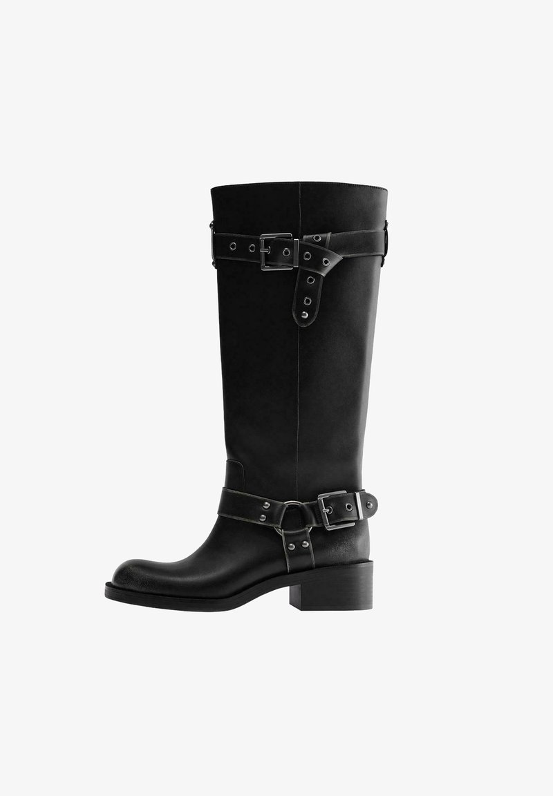 Čierna kožená čižma po stred lýtka s dvoma striebornými prackami, zaoblenou špičkou a nízkym blokovým podpätkom, na bielom pozadí.