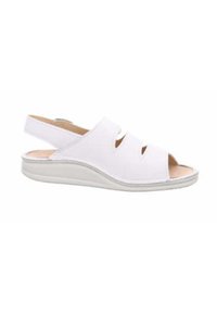 Weiße Slingback-Sandale mit drei offenen Bereichen und einer gepolsterten Innensohle. Verfügt über eine niedrige Keilsohle mit einer glatten Textur.