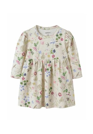 Crèmekleurige babyjurk met lange mouwen, een geplooide taille en een meerkleurige bloemen- en vogellprint, met geschulpte randen aan de mouwen en halslijn.