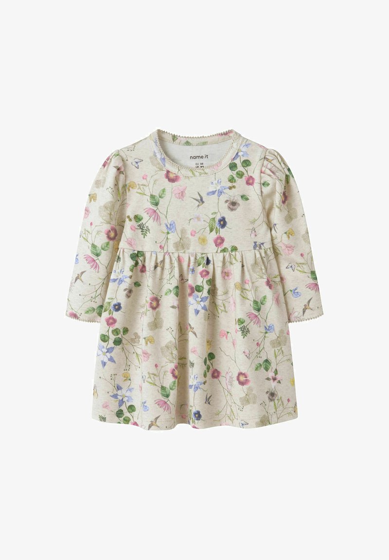 Κρεμ παιδικό φόρεμα με μακριά μανίκια, σούρες στη μέση και πολύχρωμο floral και πουλί σχέδιο, με κυματιστές άκρες στα μανίκια και το ντεκολτέ.